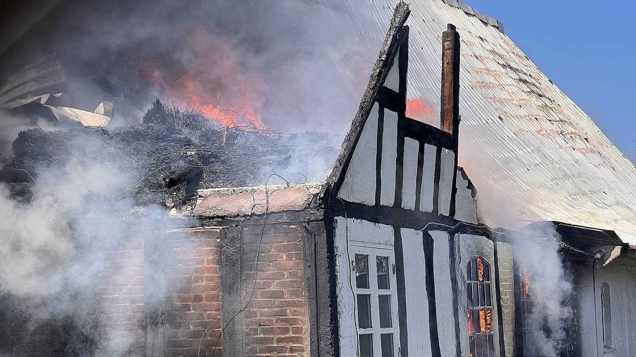 Voldsom brand æder families stråtækte hus op TV 2 Fyn