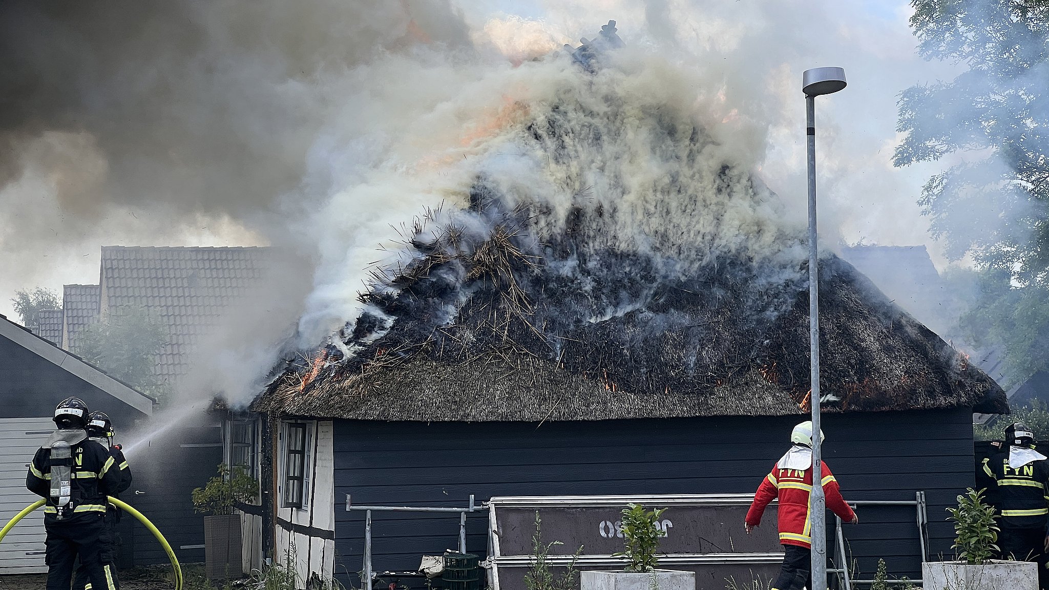 Voldsom brand i stråtækt hus TV 2 Fyn