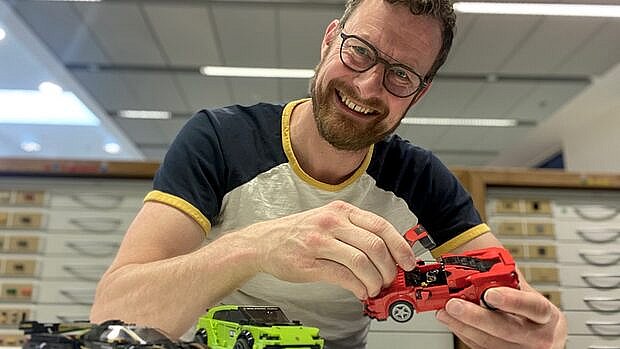 Blev ansat lidt Fynbo endte med at designe de største succeser i Legos historie | TV2 Fyn