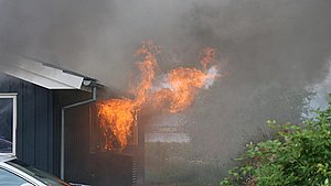Sommerhus i flammer - da brandvæsenet kom var det overtændt