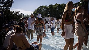 Se billederne: Svedende mænd, solbrændte kvinder og badende gæster nyder varmen på Tinderbox
