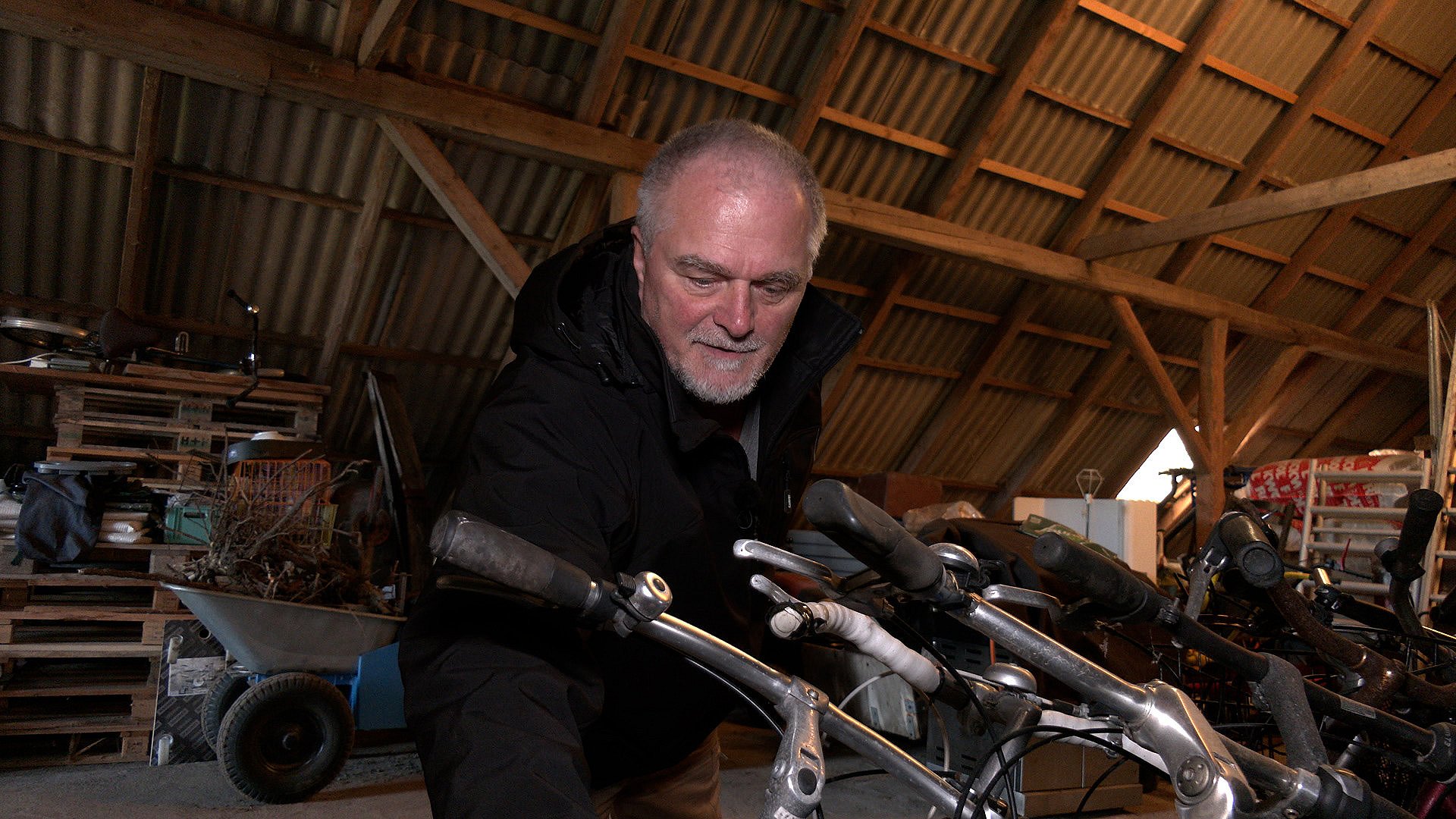 Flemming har 17 brugte cykler i laden: Turister skal kunne gratis rundt på fynsk ø TV2 Fyn