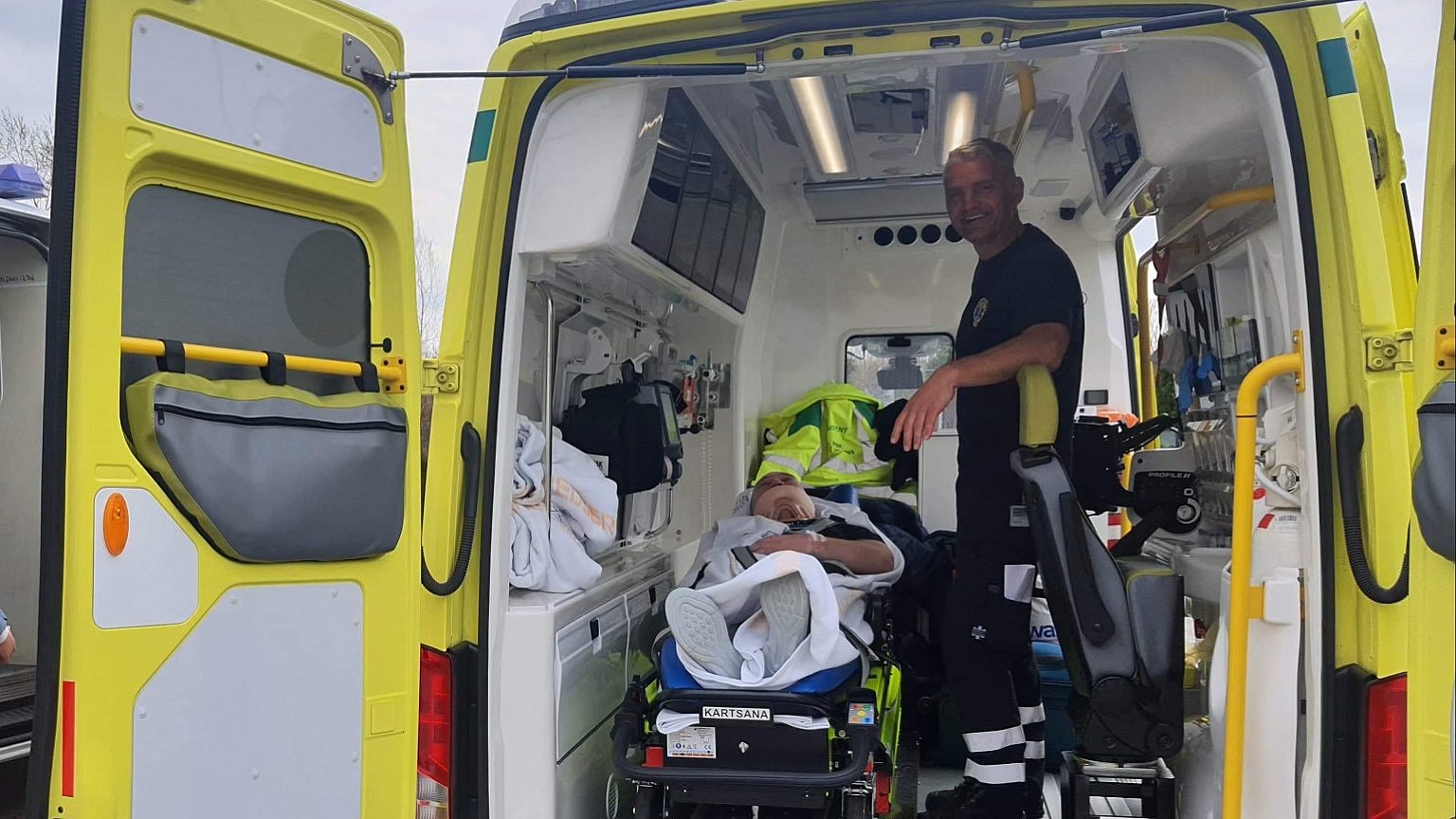 Michael vil gerne arbejde, men må ikke: EU-regler tvinger fynske ambulancer til holde stille | TV2 Fyn