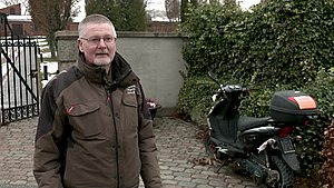 Mystik om knallert - har stået foran kirkegård siden marts