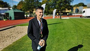 Hurtigste mand løb maraton i jakkesæt