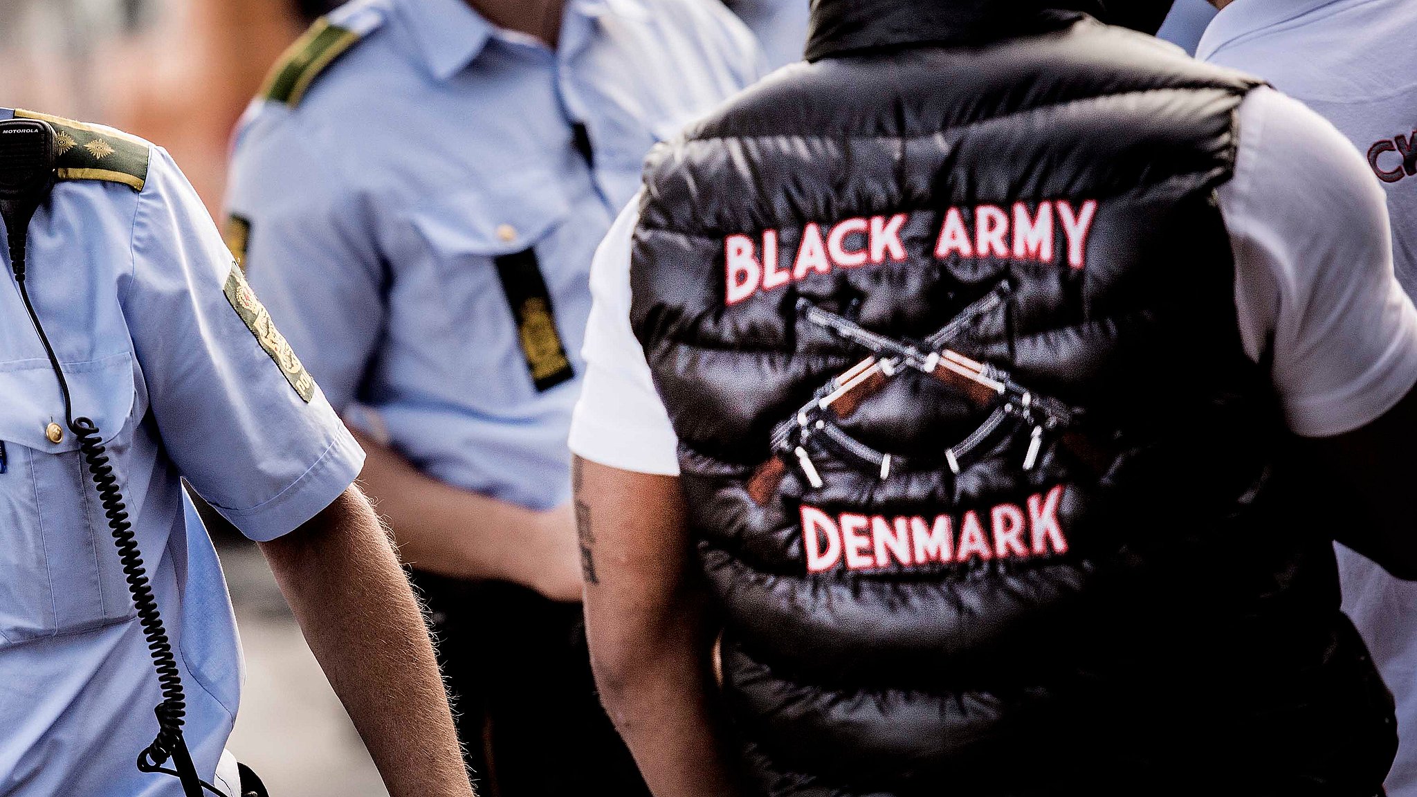 etiket Skubbe sammenholdt Black Army marcherer ind i Aarhus | TV2 Fyn